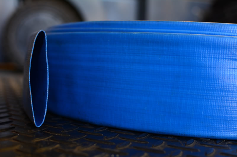 Imagen de manguera azul en rollo reforzada